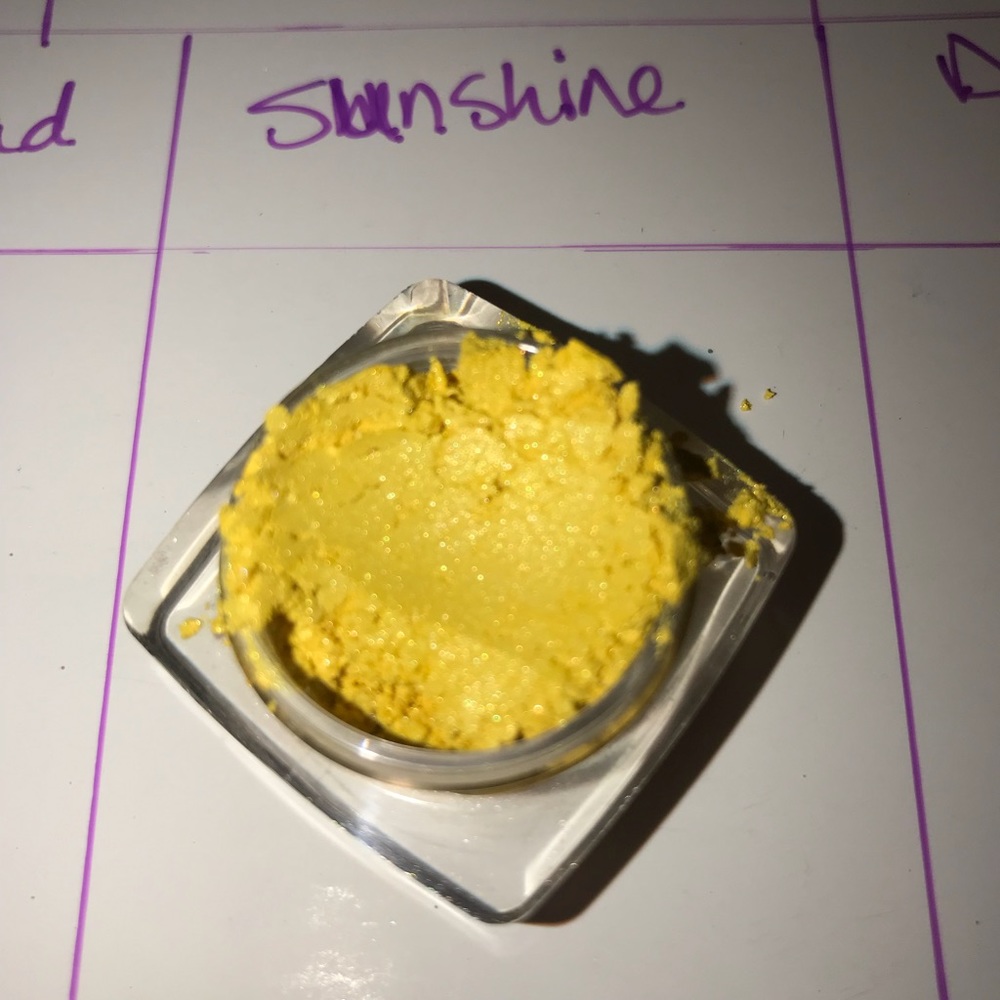 Mineral Eyeshadow in Sunshine.
